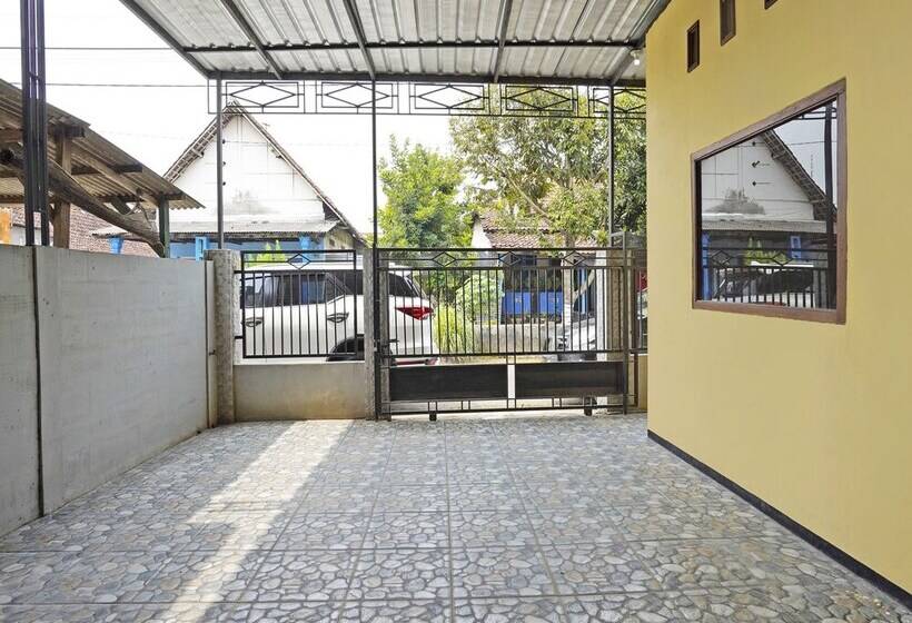 בית מלון כפרי Spot On 91869 Insan Mulia Kost Syariah