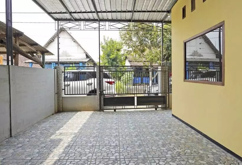 Hotelli Spot On 91869 Insan Mulia Kost Syariah