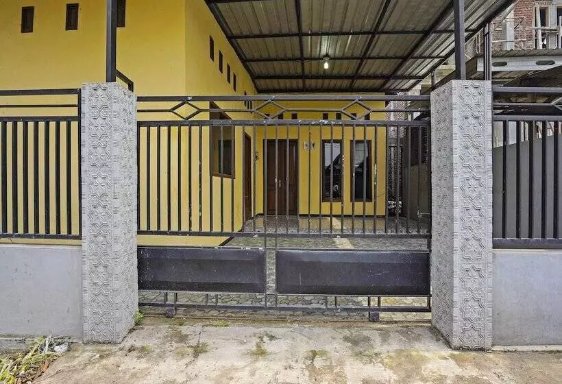 Hotelli Spot On 91869 Insan Mulia Kost Syariah