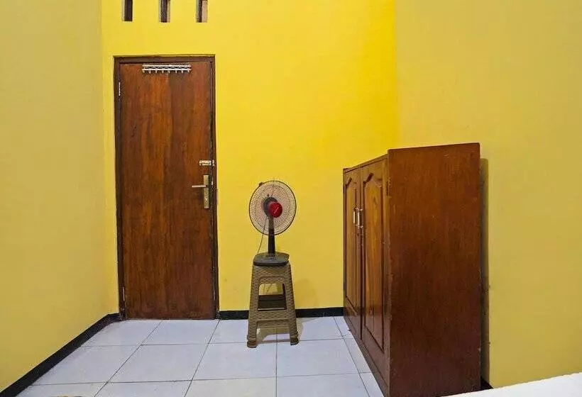 Hotelli Spot On 91869 Insan Mulia Kost Syariah