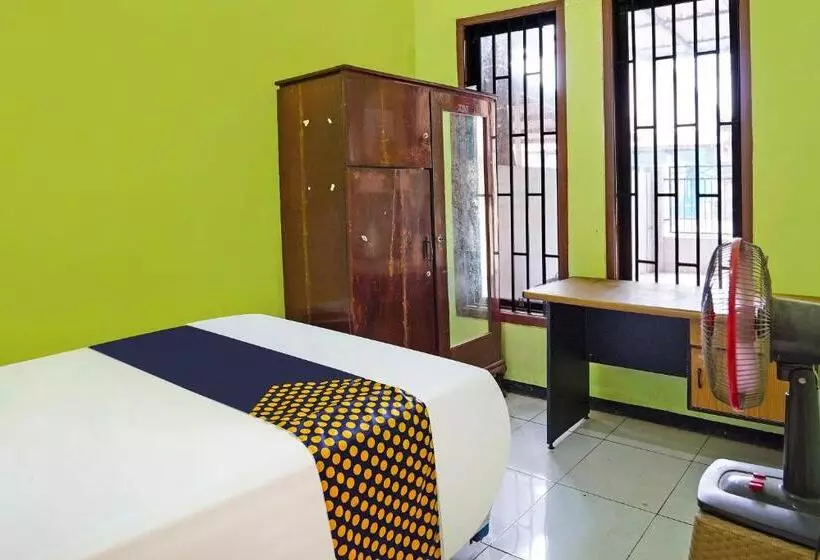 Hotelli Spot On 91869 Insan Mulia Kost Syariah