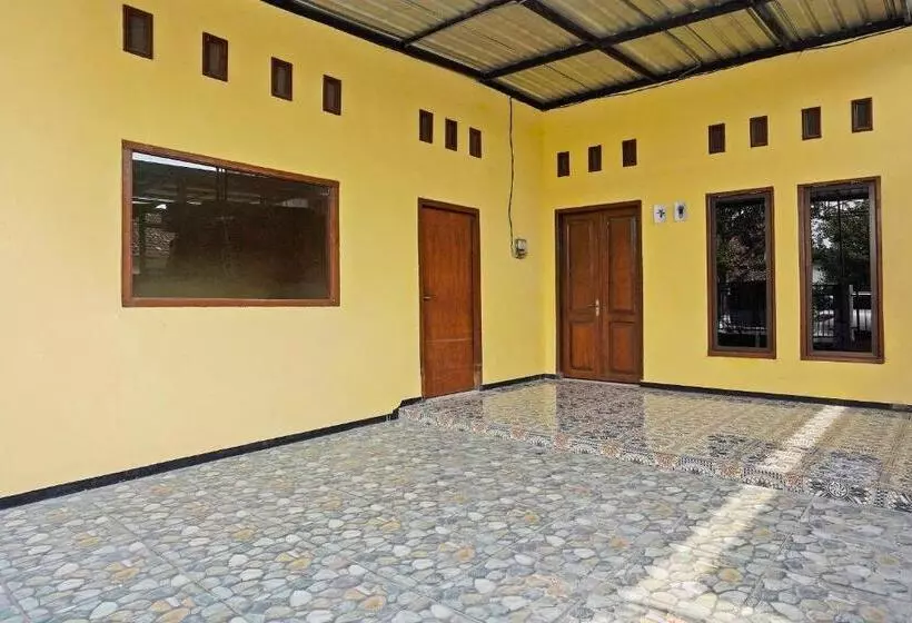 Hotelli Spot On 91869 Insan Mulia Kost Syariah