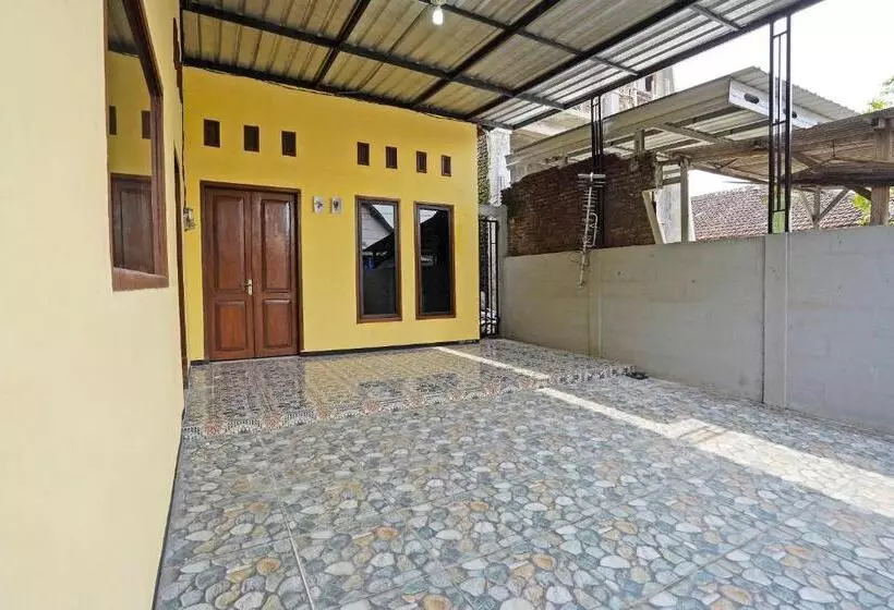 Hotelli Spot On 91869 Insan Mulia Kost Syariah