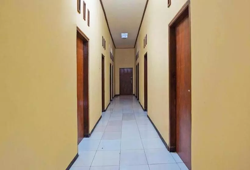 Hotelli Spot On 91869 Insan Mulia Kost Syariah
