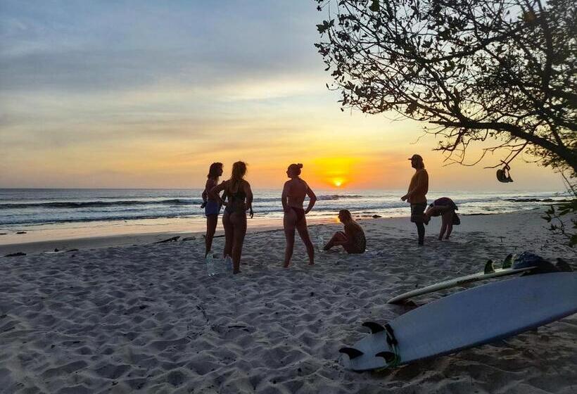 پانسیون Popoyo Surfcamp