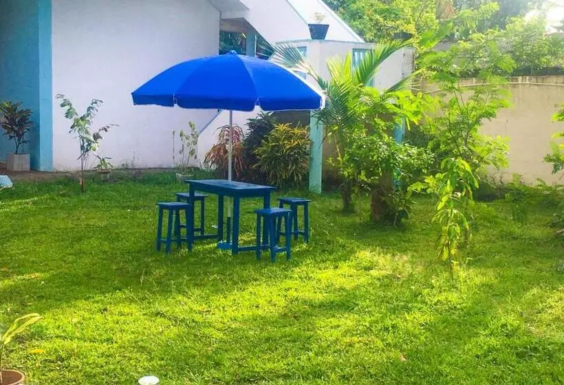 Aamiaismajoitus (B&B) Blue Waves Madiha