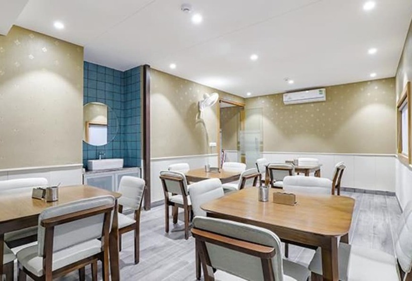 Fabhotel Meritus Inn