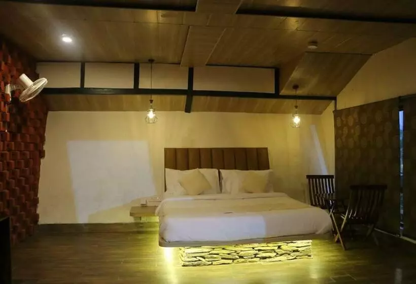 Hotelli Tatvam Resort