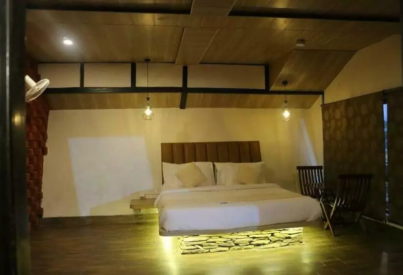 Hotelli Tatvam Resort