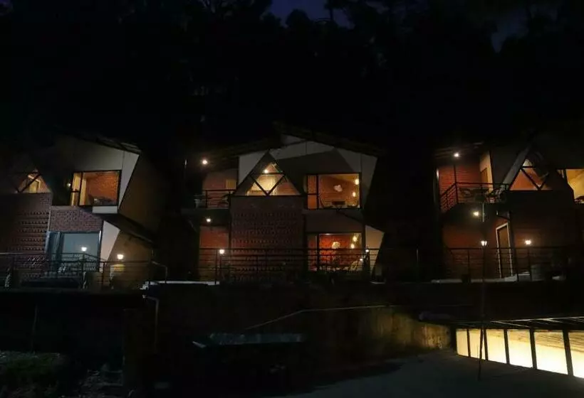 Hotelli Tatvam Resort