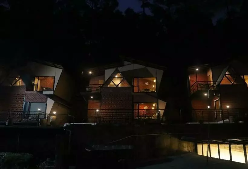 Hotelli Tatvam Resort