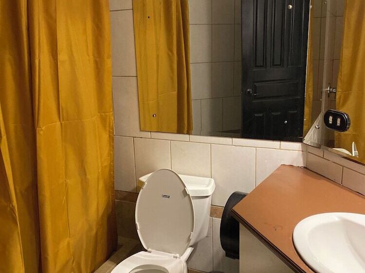 Alajuela Backpackers Airport Hostel