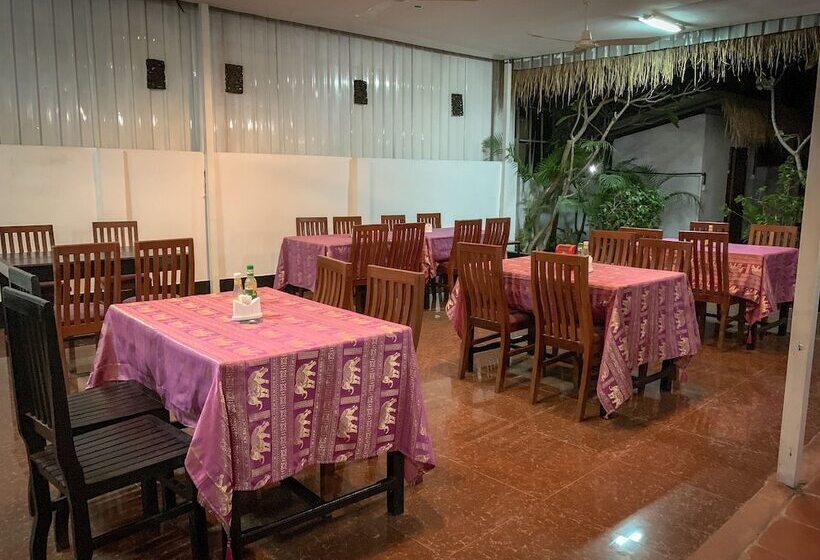 Otel Damnak Riverside Villa