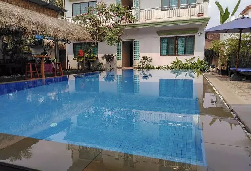 هتل Damnak Riverside Villa