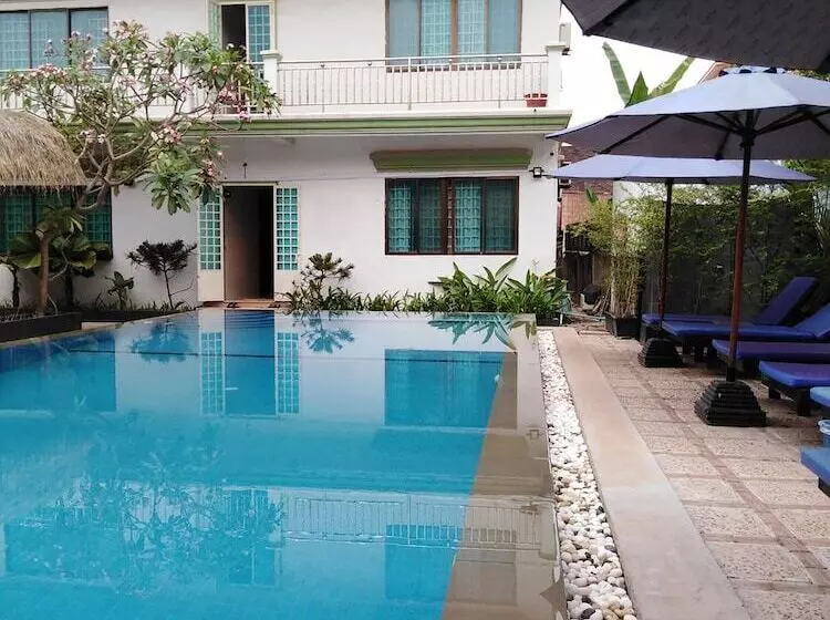 هتل Damnak Riverside Villa