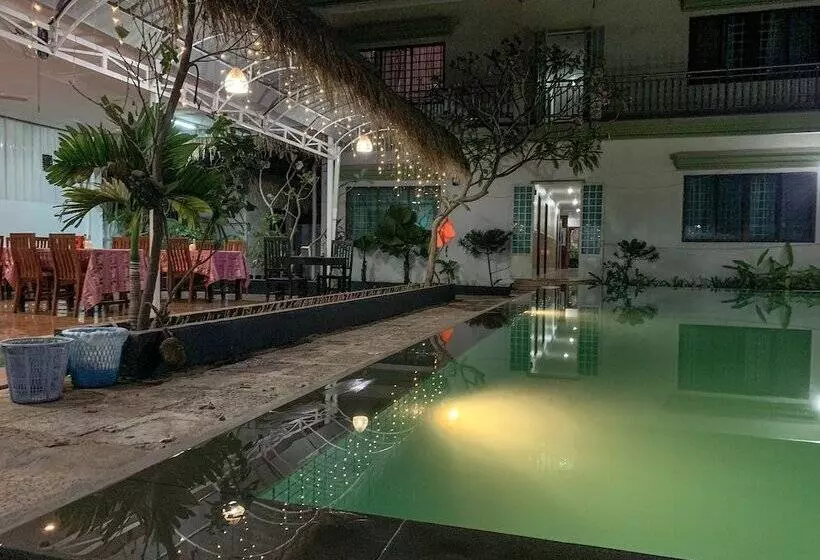 هتل Damnak Riverside Villa