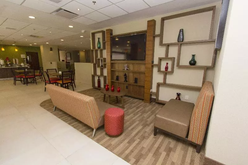 هتل Holiday Inn Express Guadalajara Aeropuerto, An Ihg