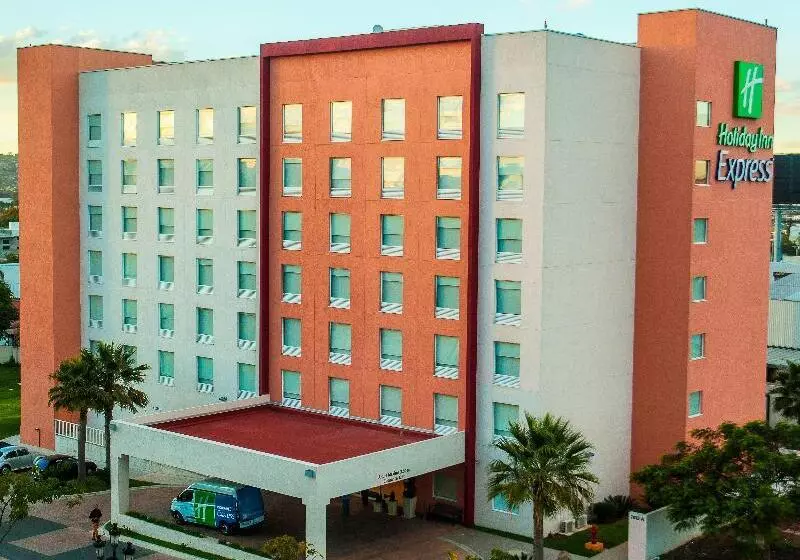 هتل Holiday Inn Express Guadalajara Aeropuerto, An Ihg