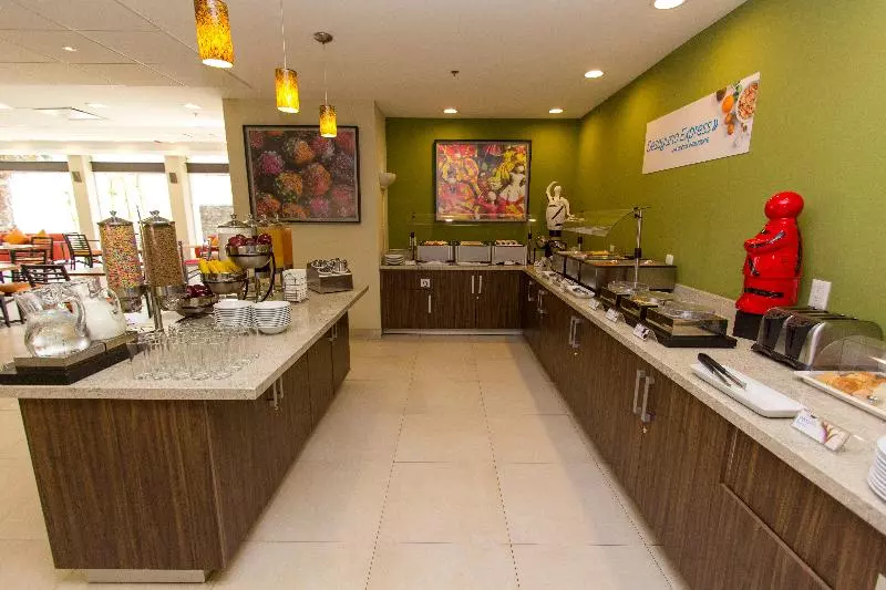 هتل Holiday Inn Express Guadalajara Aeropuerto, An Ihg