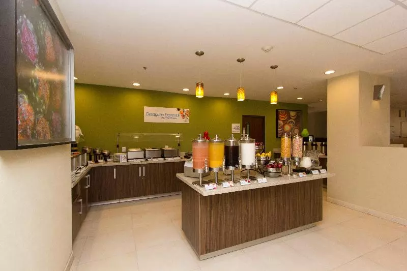 هتل Holiday Inn Express Guadalajara Aeropuerto, An Ihg