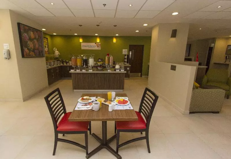 هتل Holiday Inn Express Guadalajara Aeropuerto, An Ihg