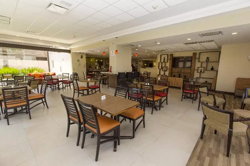 هتل Holiday Inn Express Guadalajara Aeropuerto, An Ihg