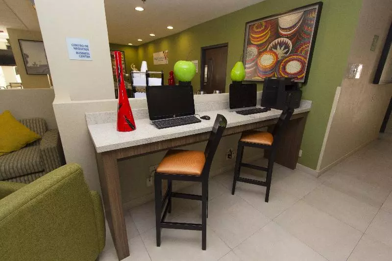 هتل Holiday Inn Express Guadalajara Aeropuerto, An Ihg