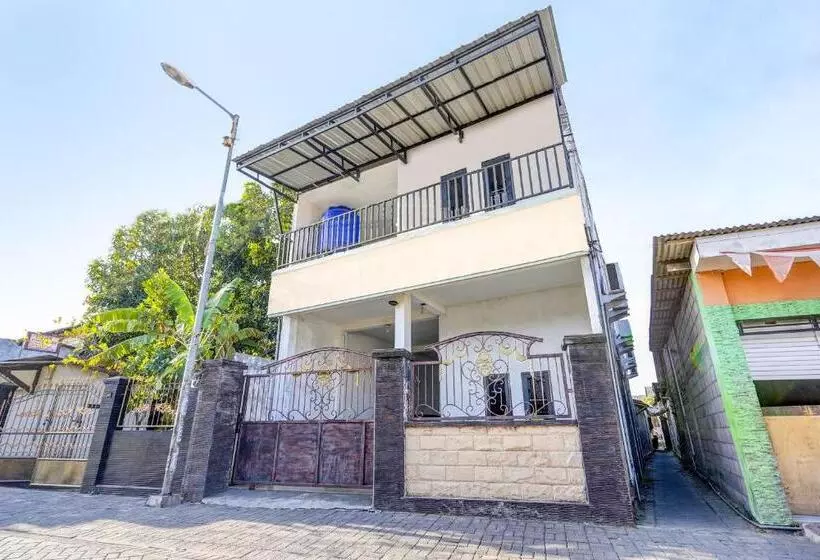 ホテル Spot On 91789 Kost Umik Sidoarjo Syariah
