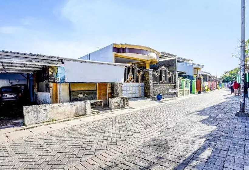 ホテル Spot On 91789 Kost Umik Sidoarjo Syariah
