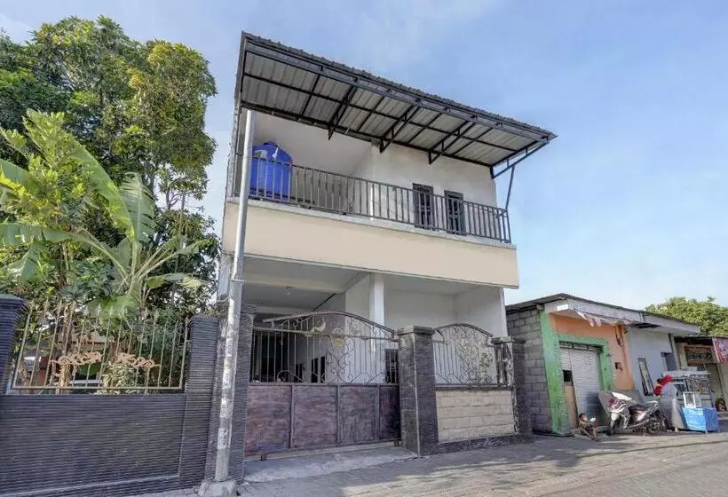 ホテル Spot On 91789 Kost Umik Sidoarjo Syariah