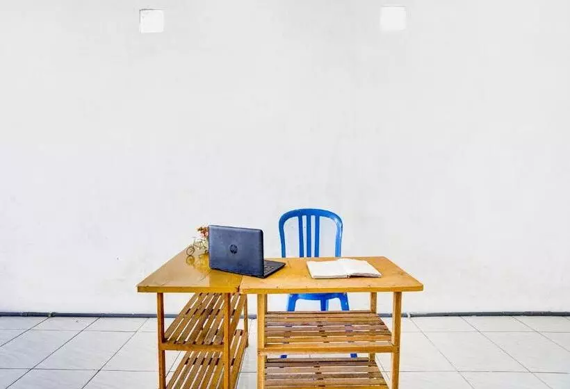ホテル Spot On 91789 Kost Umik Sidoarjo Syariah