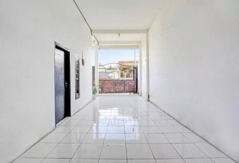 ホテル Spot On 91789 Kost Umik Sidoarjo Syariah