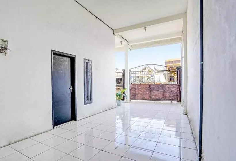 ホテル Spot On 91789 Kost Umik Sidoarjo Syariah