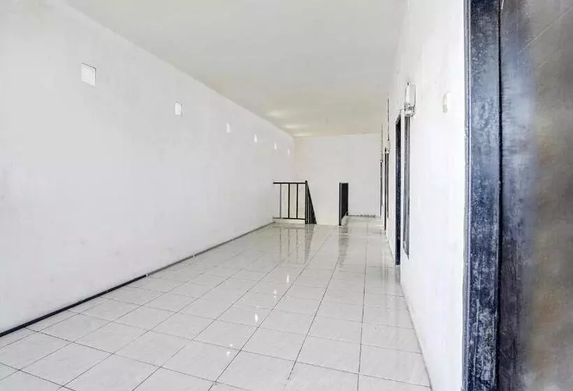 ホテル Spot On 91789 Kost Umik Sidoarjo Syariah