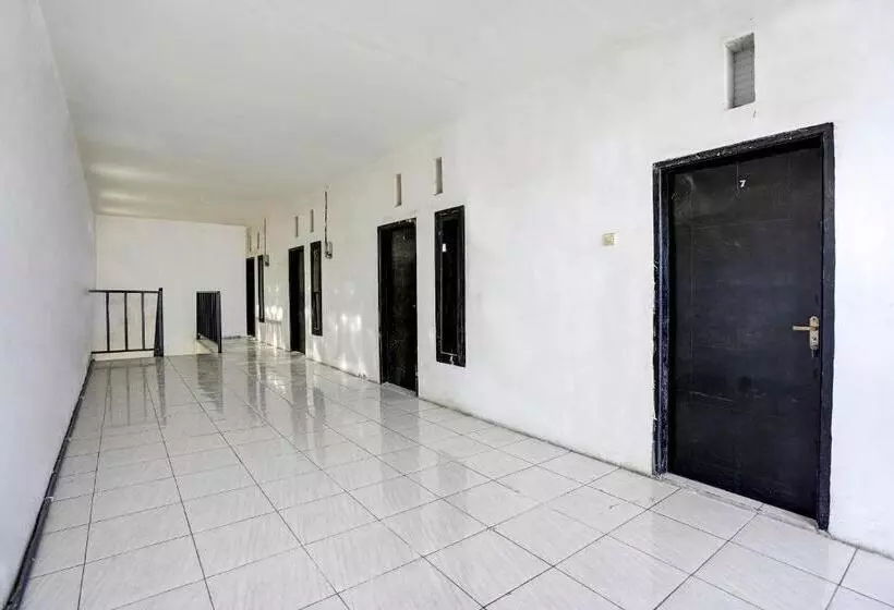 ホテル Spot On 91789 Kost Umik Sidoarjo Syariah