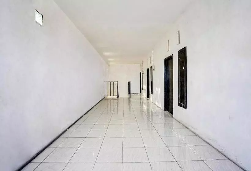 ホテル Spot On 91789 Kost Umik Sidoarjo Syariah