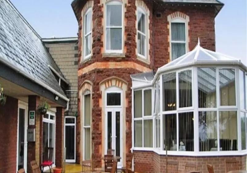 فندق The Red House