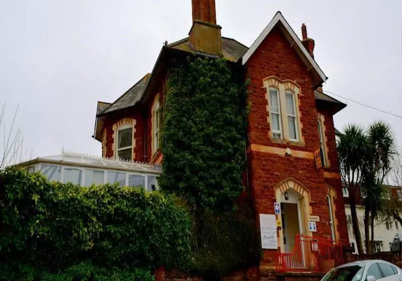 فندق The Red House