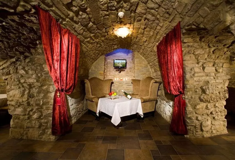 בית מלון כפרי Optima Collection Kamianets Podilskyi