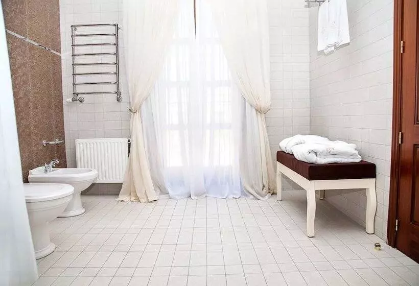 בית מלון כפרי Optima Collection Kamianets Podilskyi