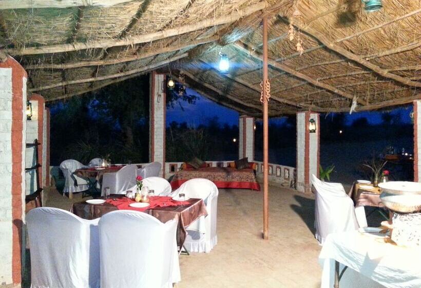 هتل Umaid Safaris & Desert Lodge