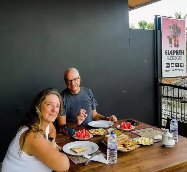 Hotelli Elepath Lodge  Pinnawala