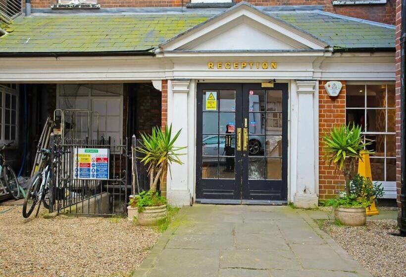 בית מלון כפרי Great White Horse