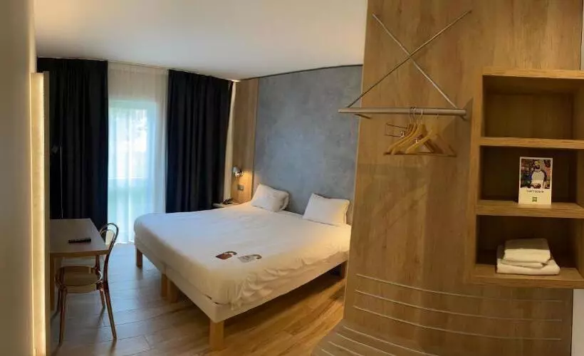 בית מלון כפרי Ibis Styles La Louviere