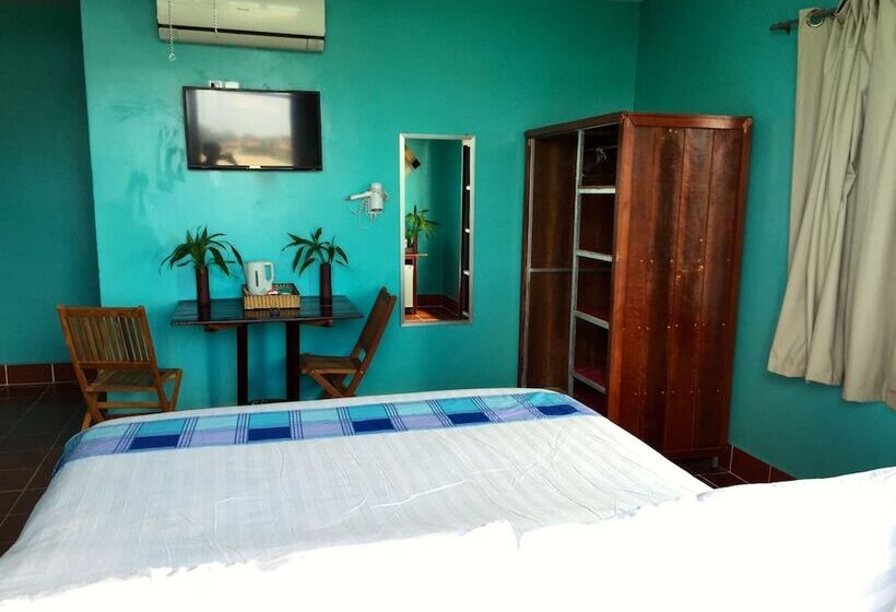 هتل River Dolphin