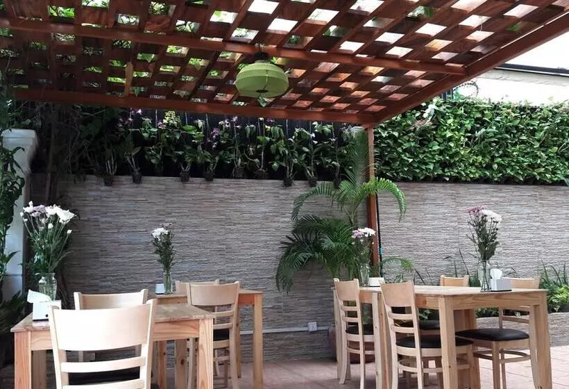 בית מלון כפרי The Flora Boutique