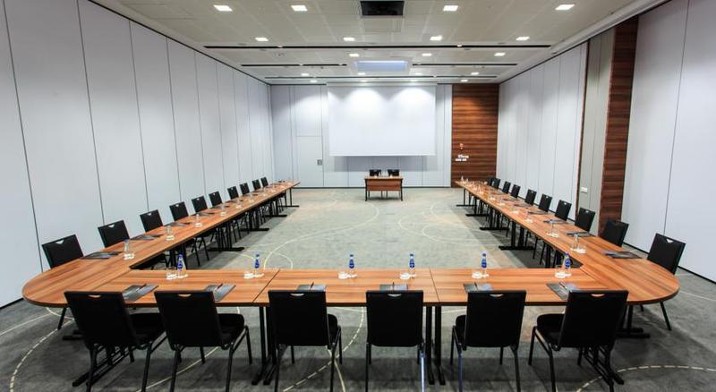 בית מלון כפרי Warsaw Plaza