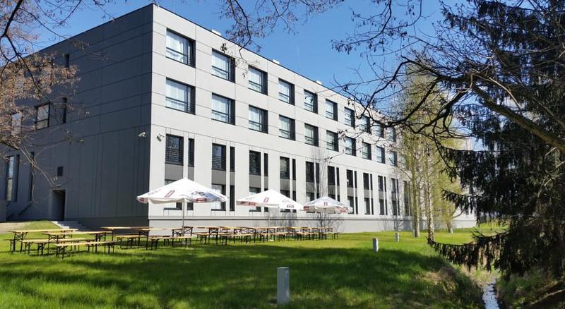 בית מלון כפרי Warsaw Plaza