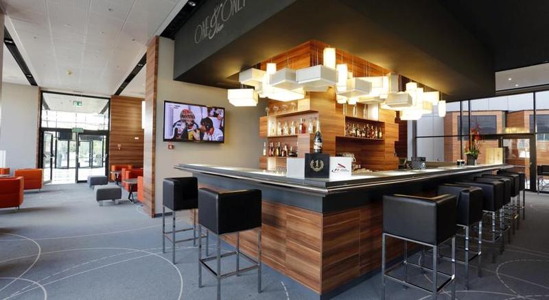 בית מלון כפרי Warsaw Plaza