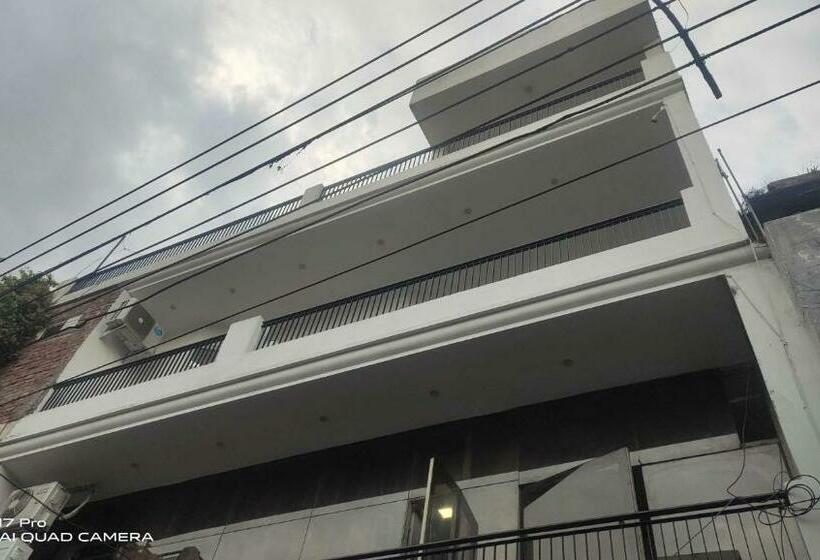 Отель Oyo 92350 White Orchid